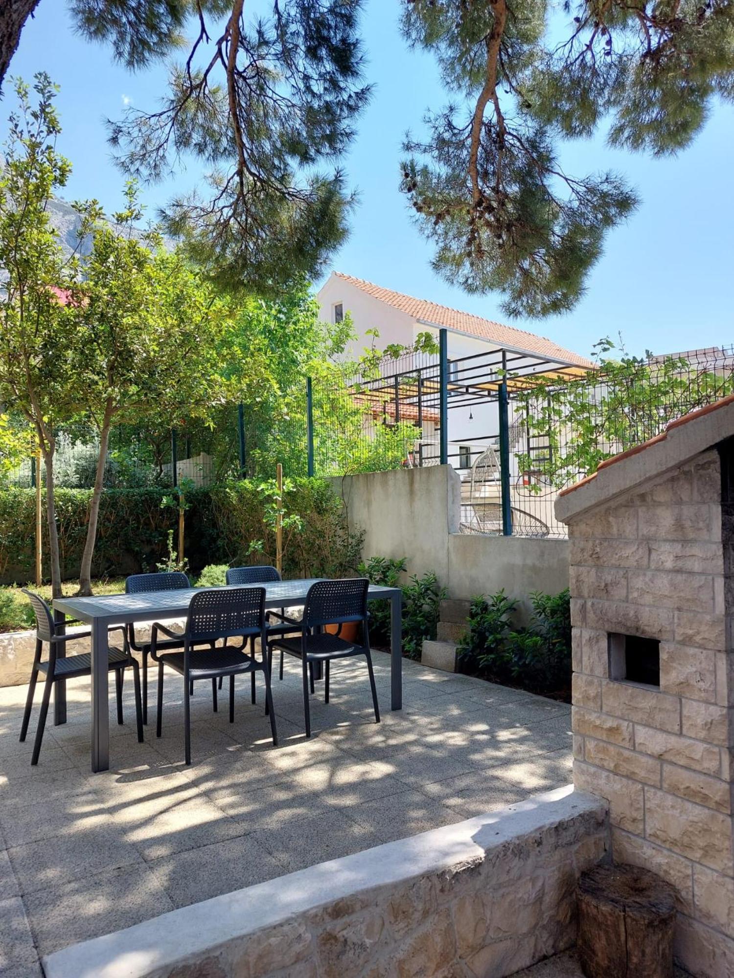 17 Pines Apartment *